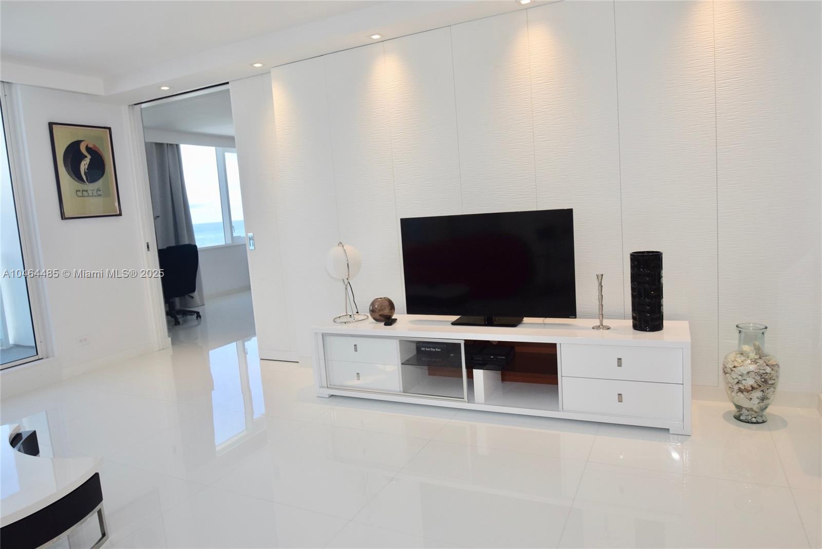 2301 Collins Ave #815/814, Miami Beach FL 33139