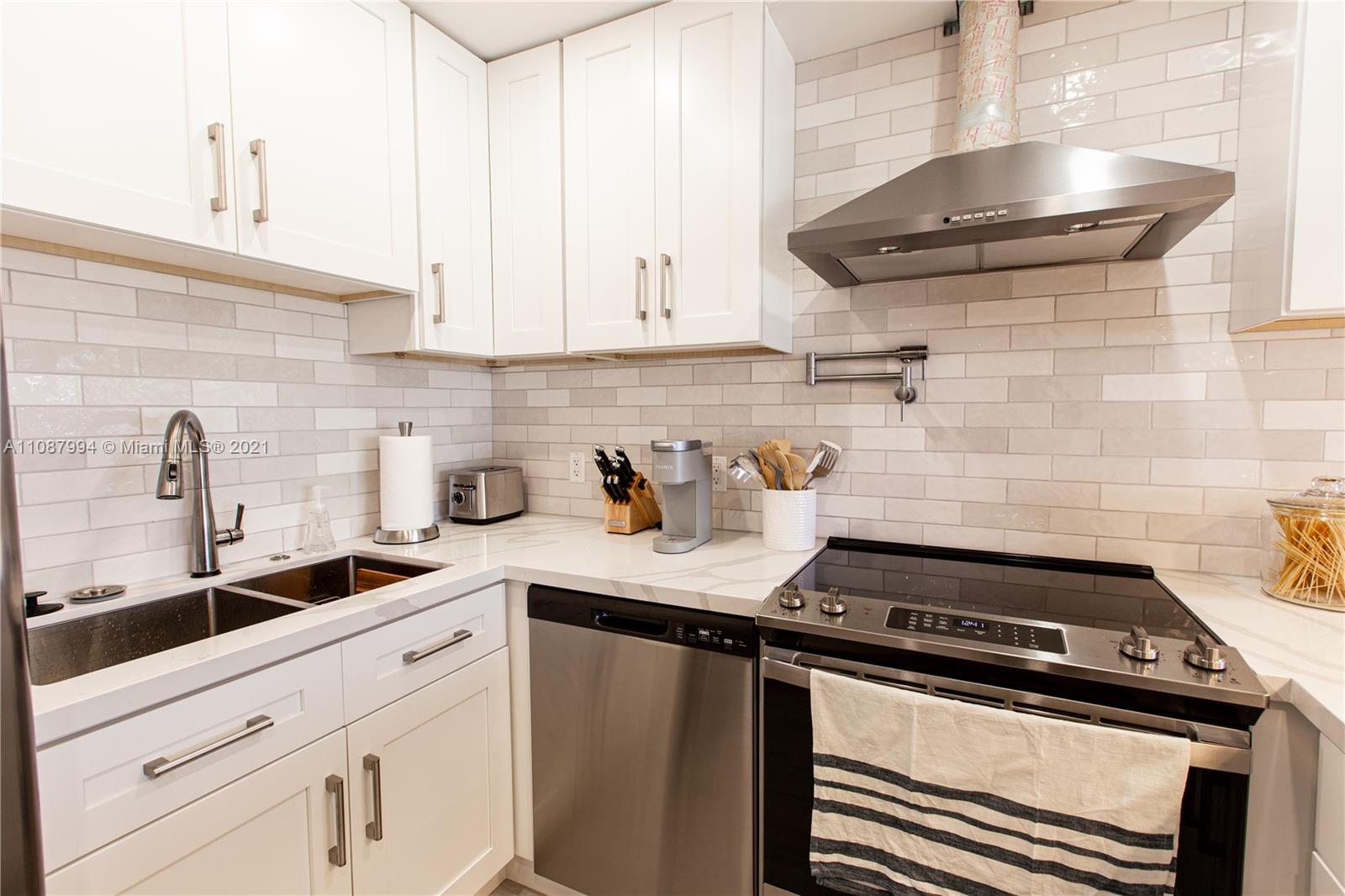 300 Oregon St #204, Hollywood FL 33019