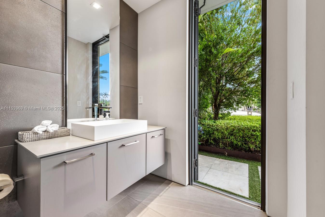 440 Mola Ave, Fort Lauderdale FL 33301
