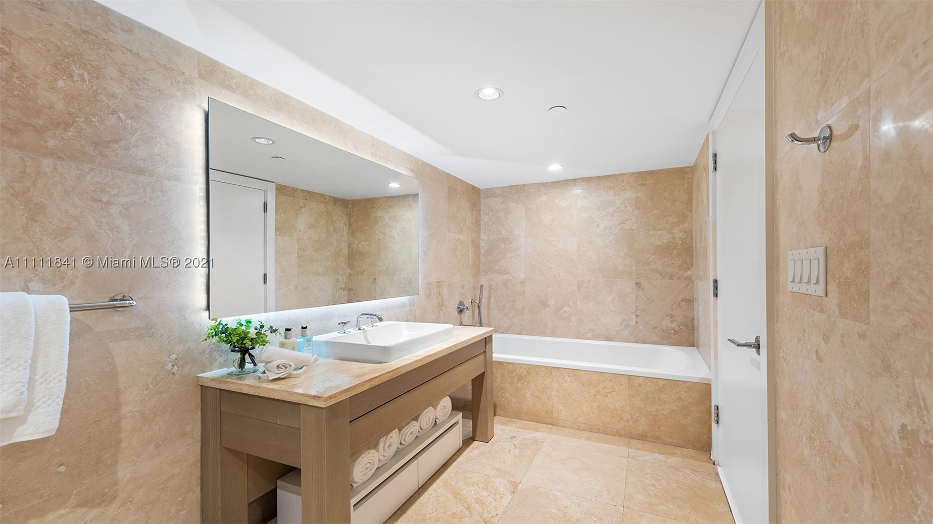 102 24th St #904, Miami Beach FL 33139