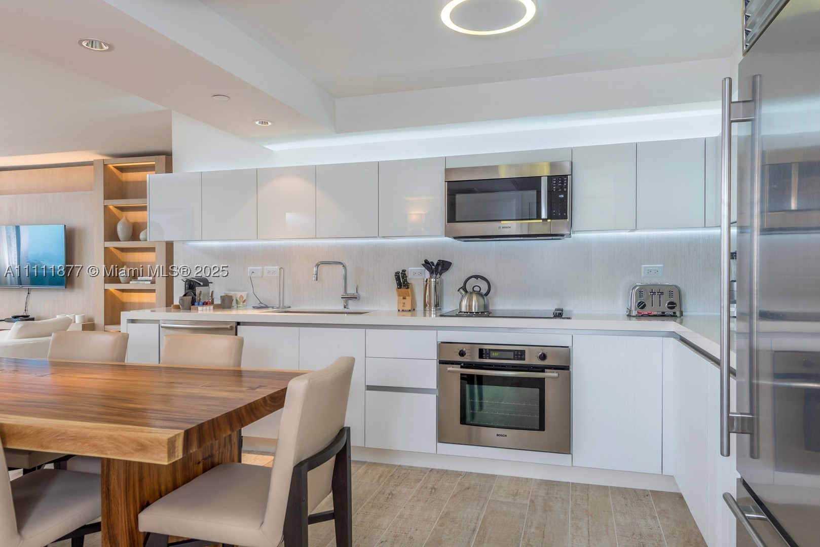 102 24th St #915, Miami Beach FL 33139
