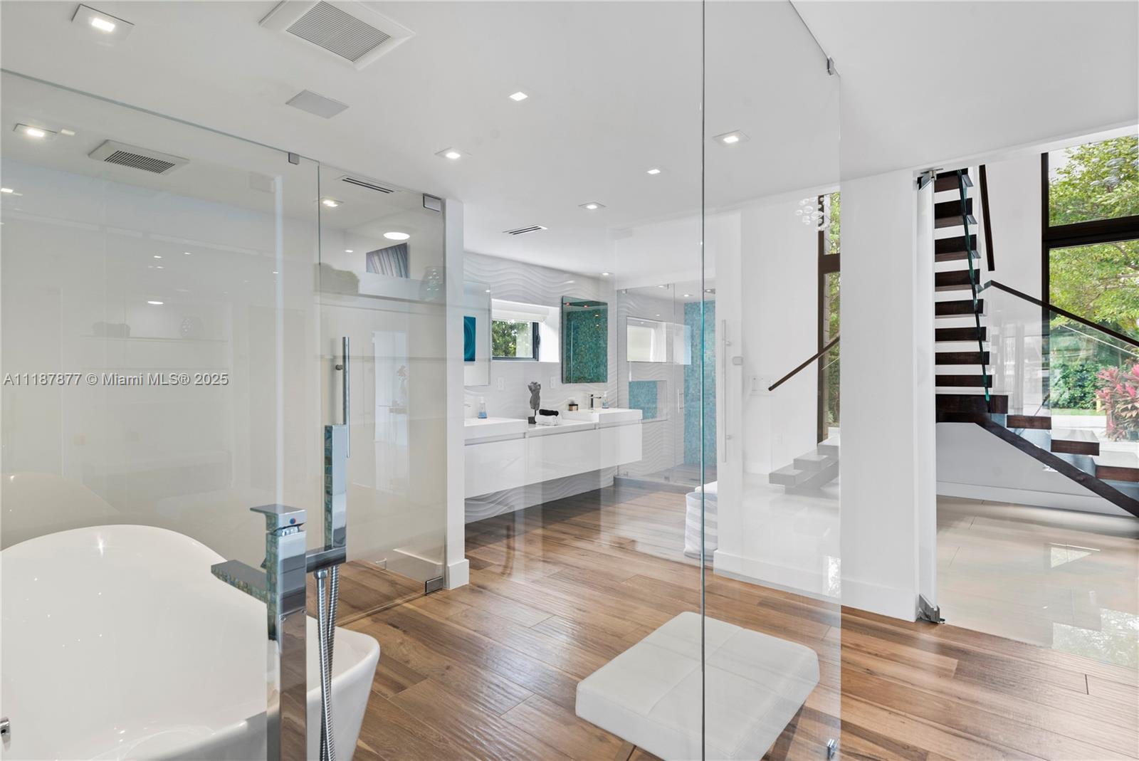 1025 Diplomat Pkwy, Hollywood FL 33019