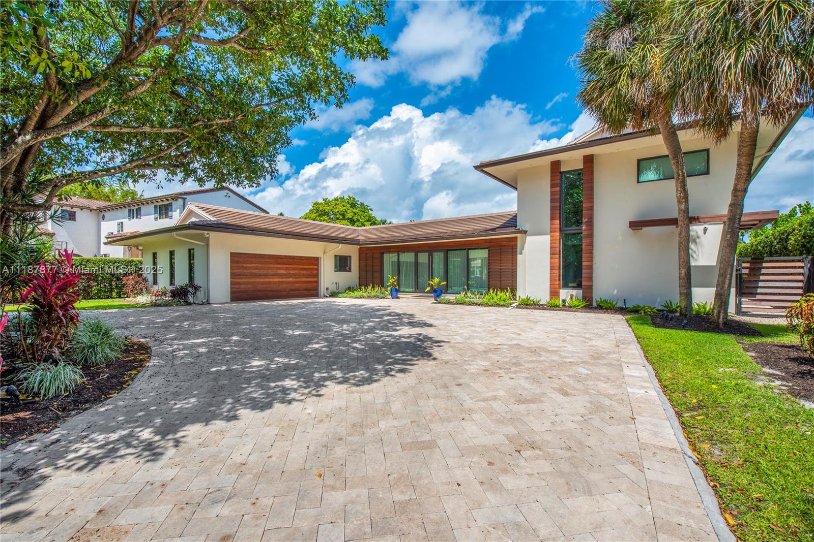 1025 Diplomat Pkwy, Hollywood FL 33019