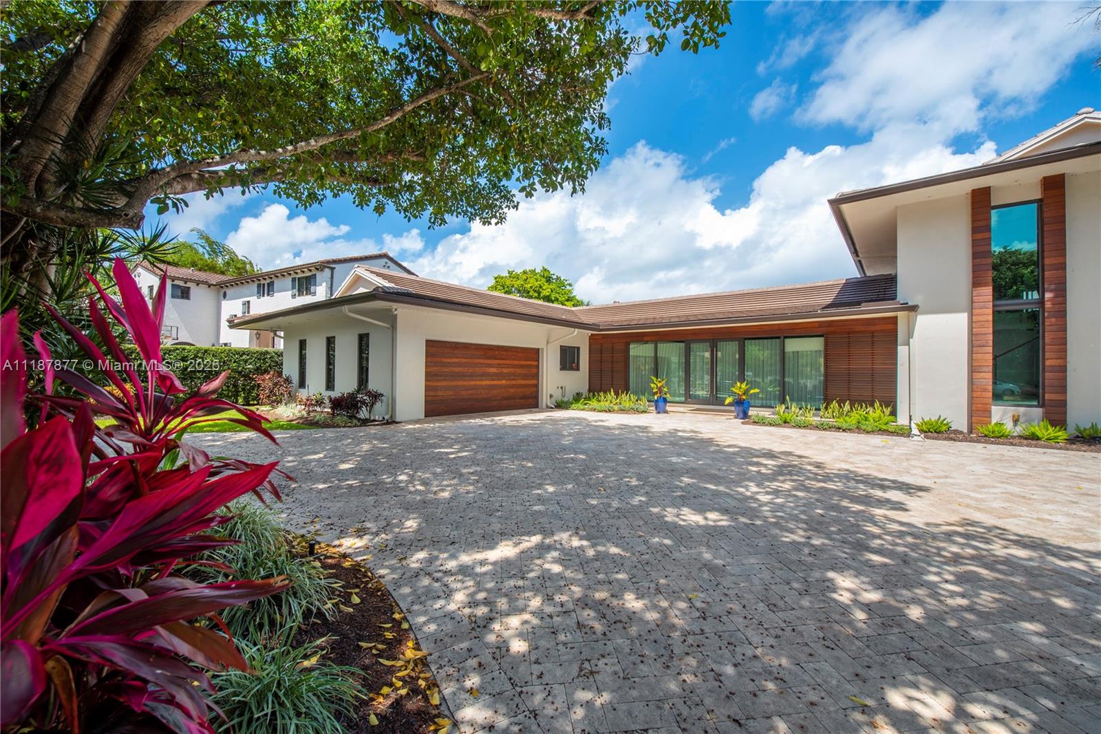 1025 Diplomat Pkwy, Hollywood FL 33019