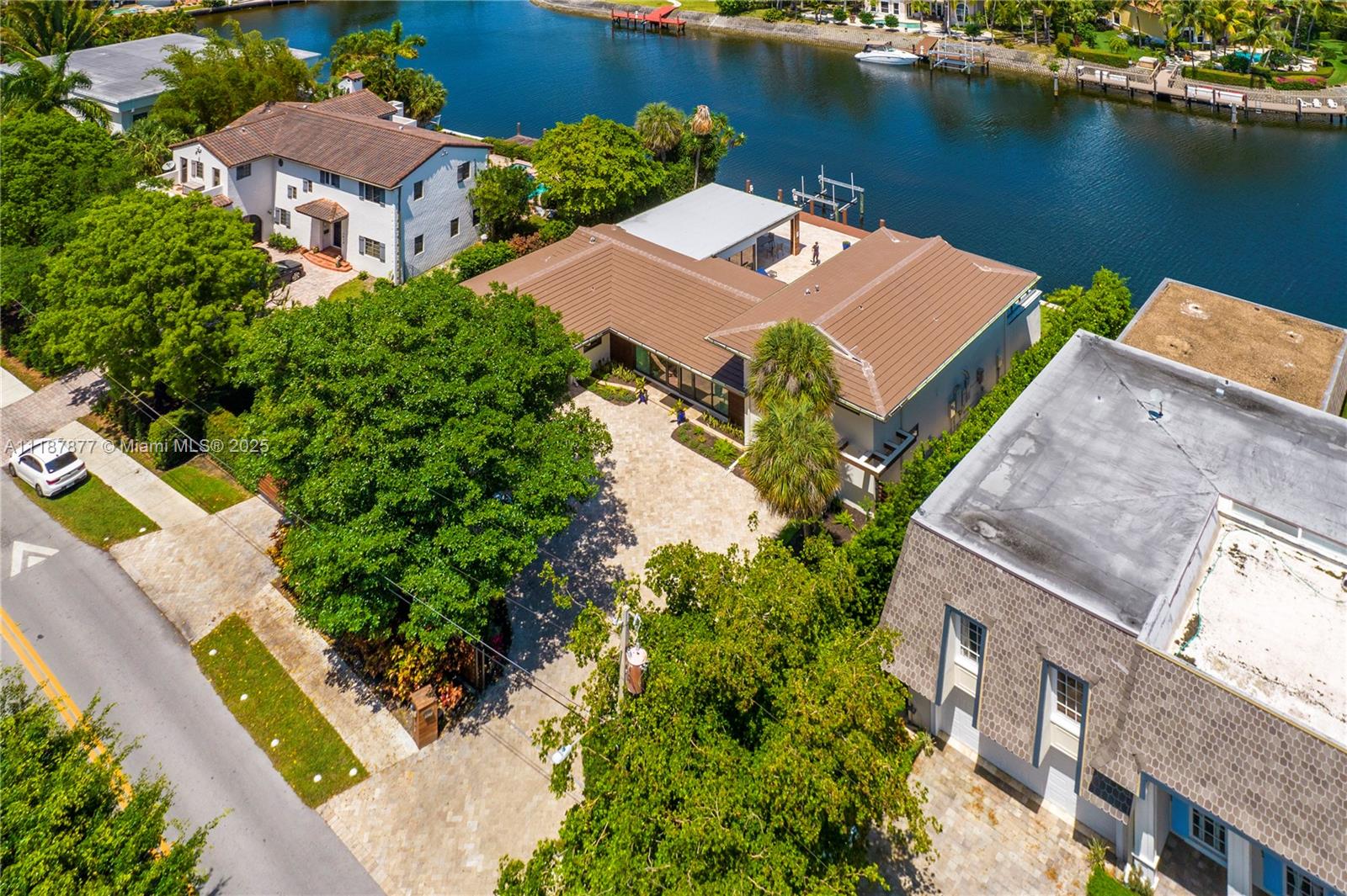 1025 Diplomat Pkwy, Hollywood FL 33019