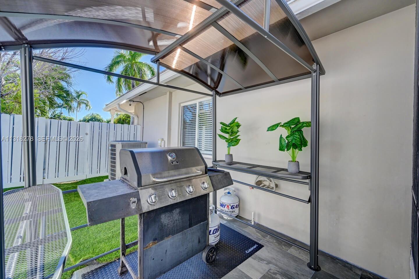825 Harrison St, Hollywood FL 33019