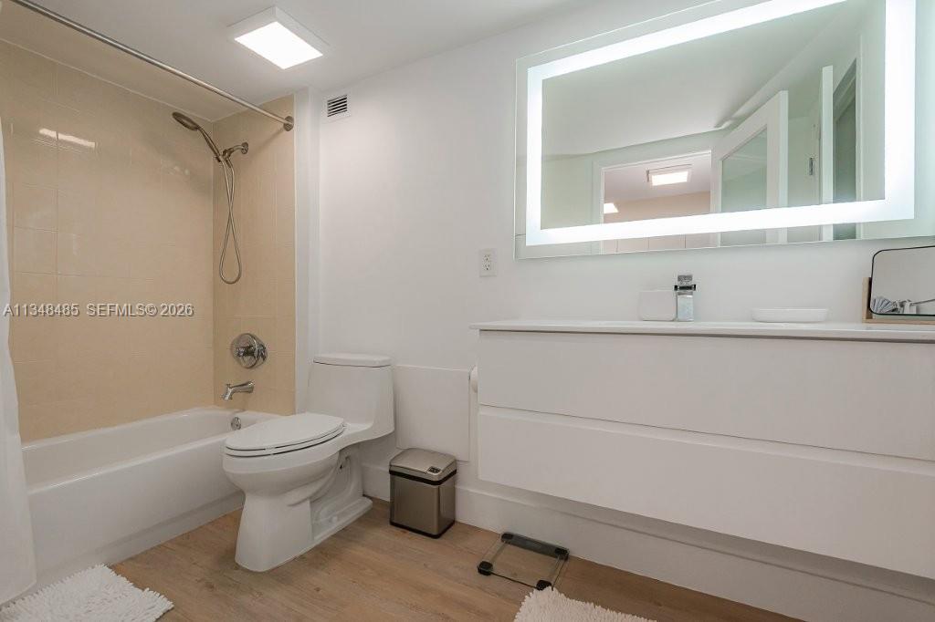 2301 Collins Ave #927, Miami Beach FL 33139