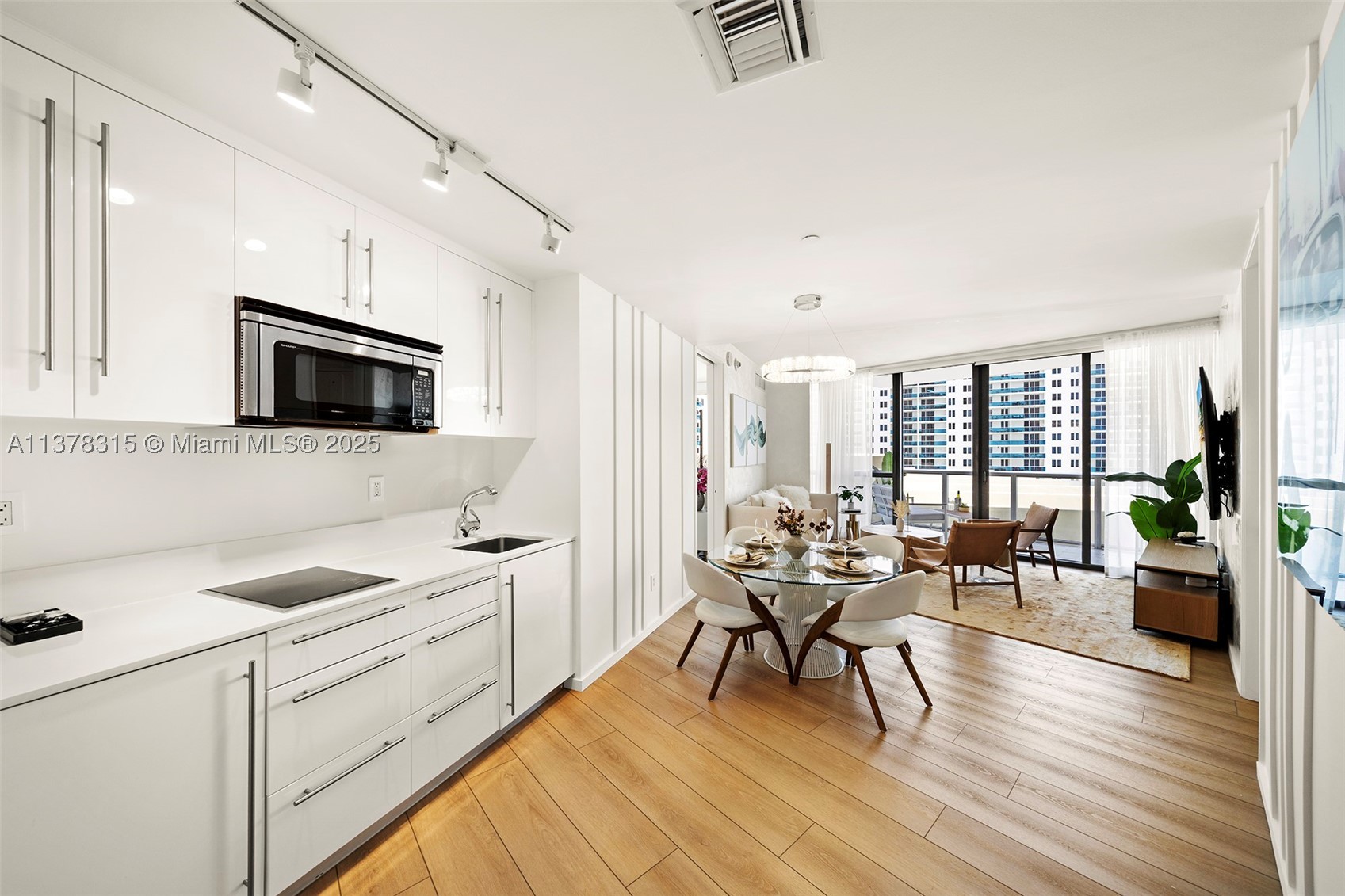2201 Collins Ave #811, Miami Beach FL 33139