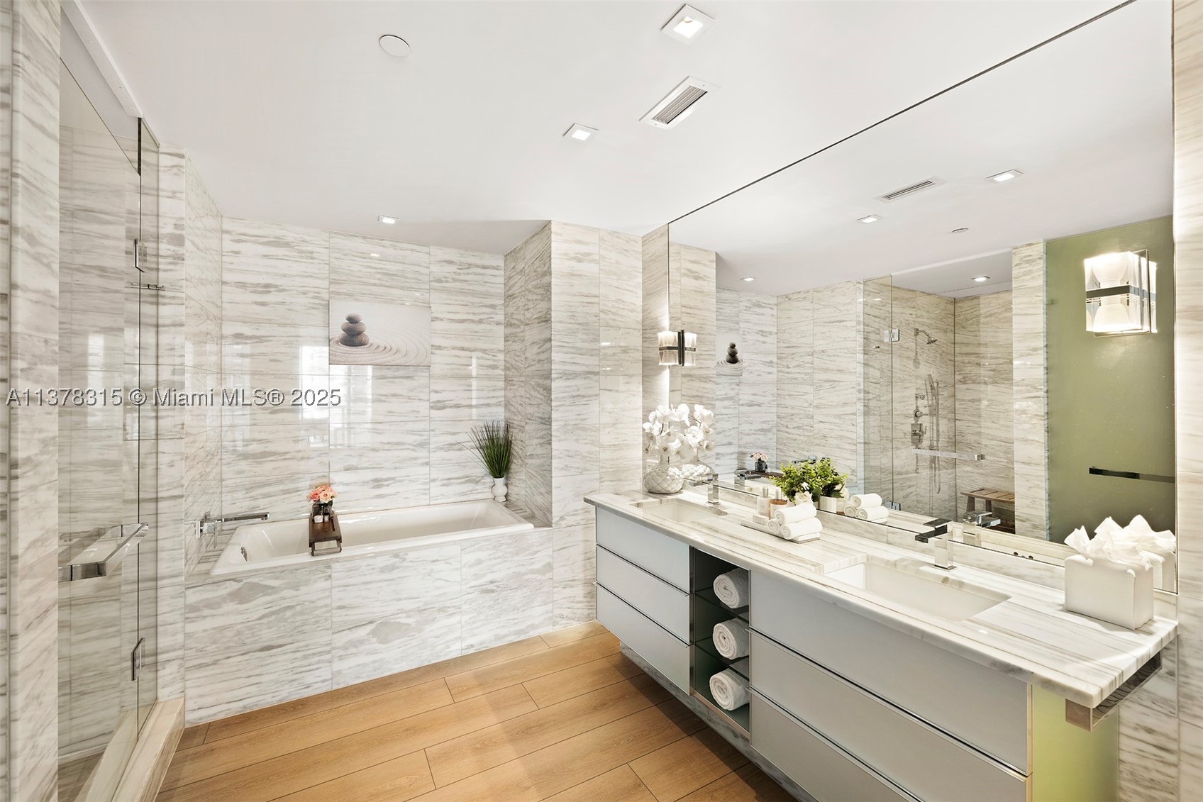 2201 Collins Ave #811, Miami Beach FL 33139
