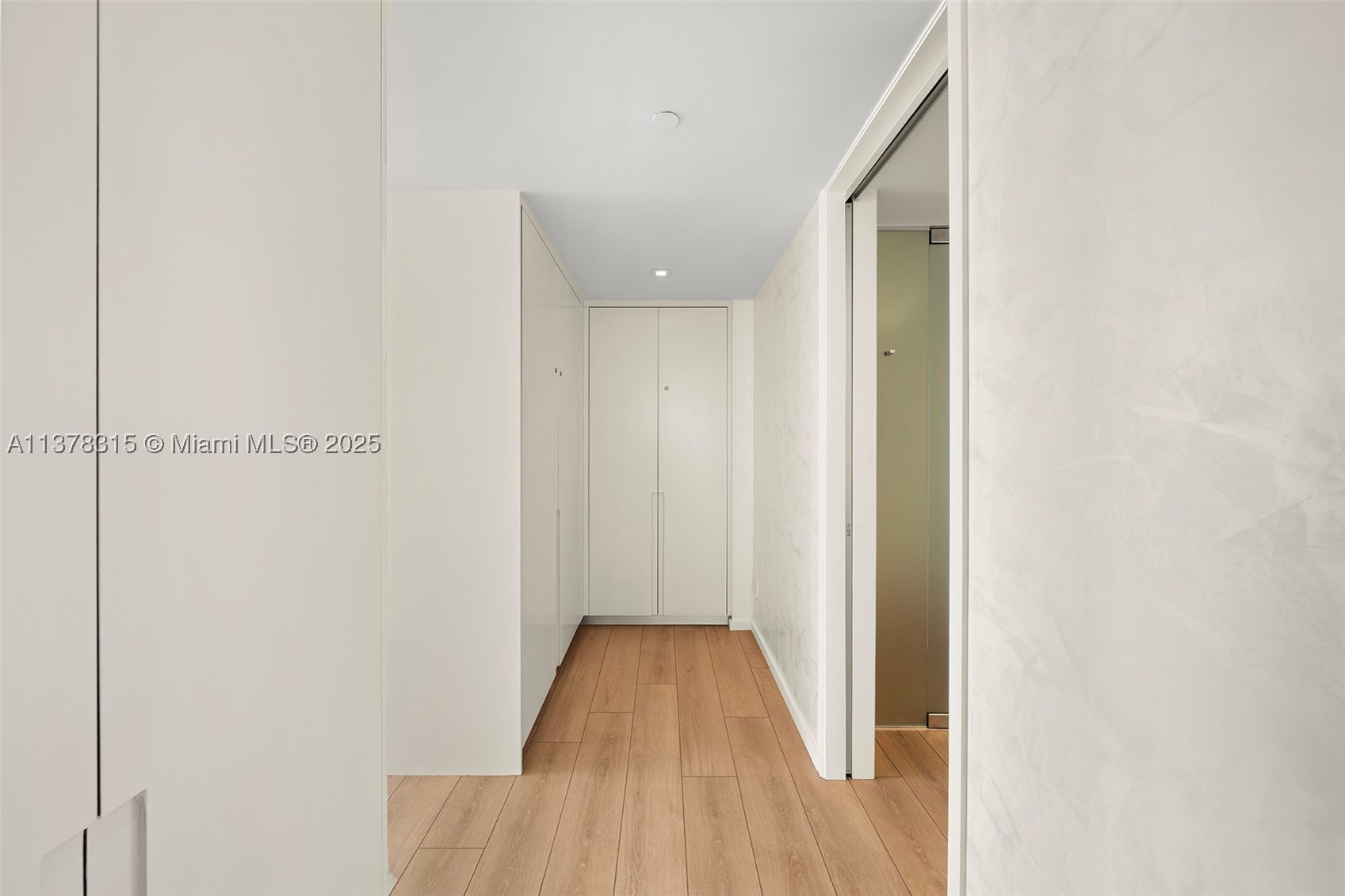 2201 Collins Ave #811, Miami Beach FL 33139