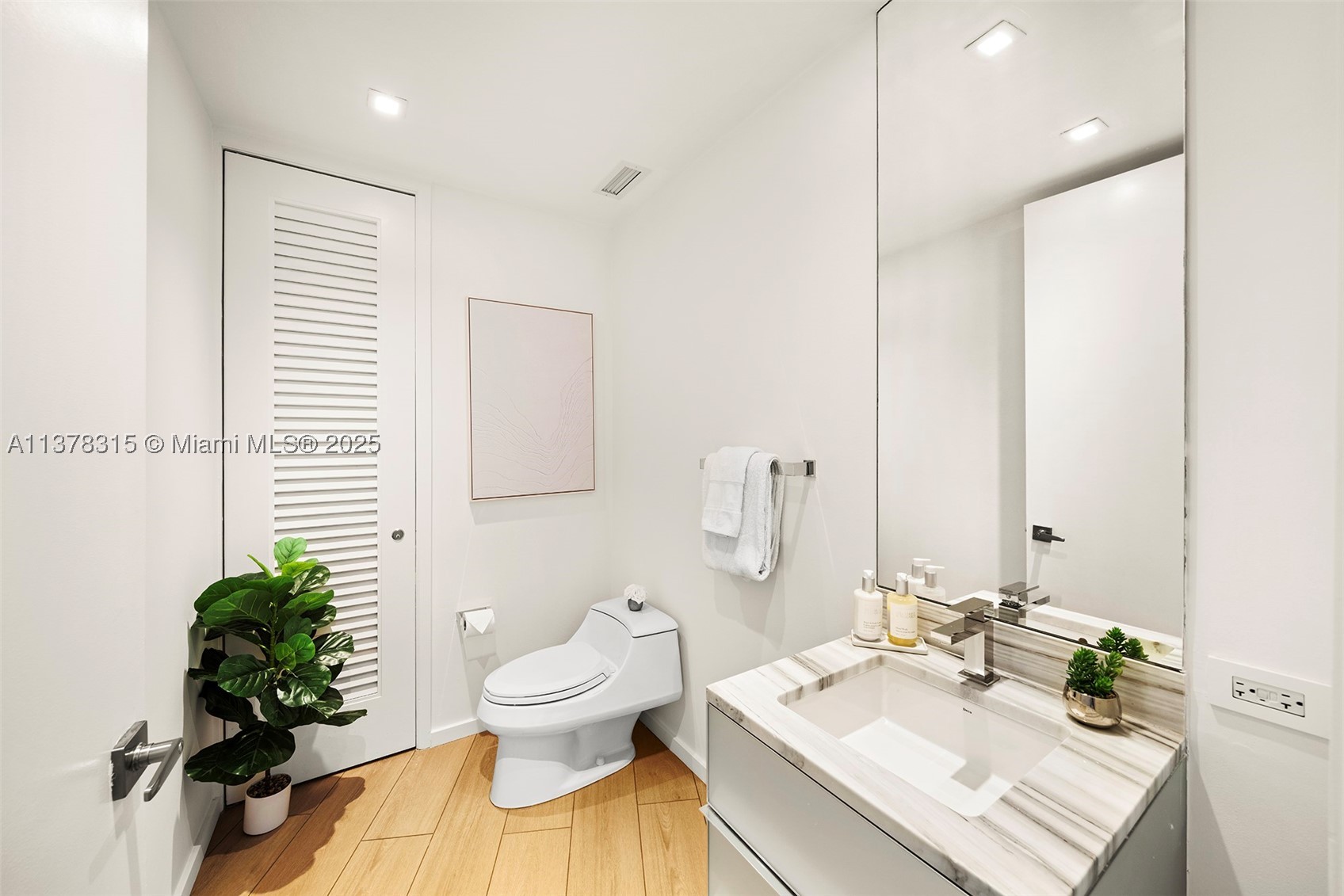 2201 Collins Ave #811, Miami Beach FL 33139