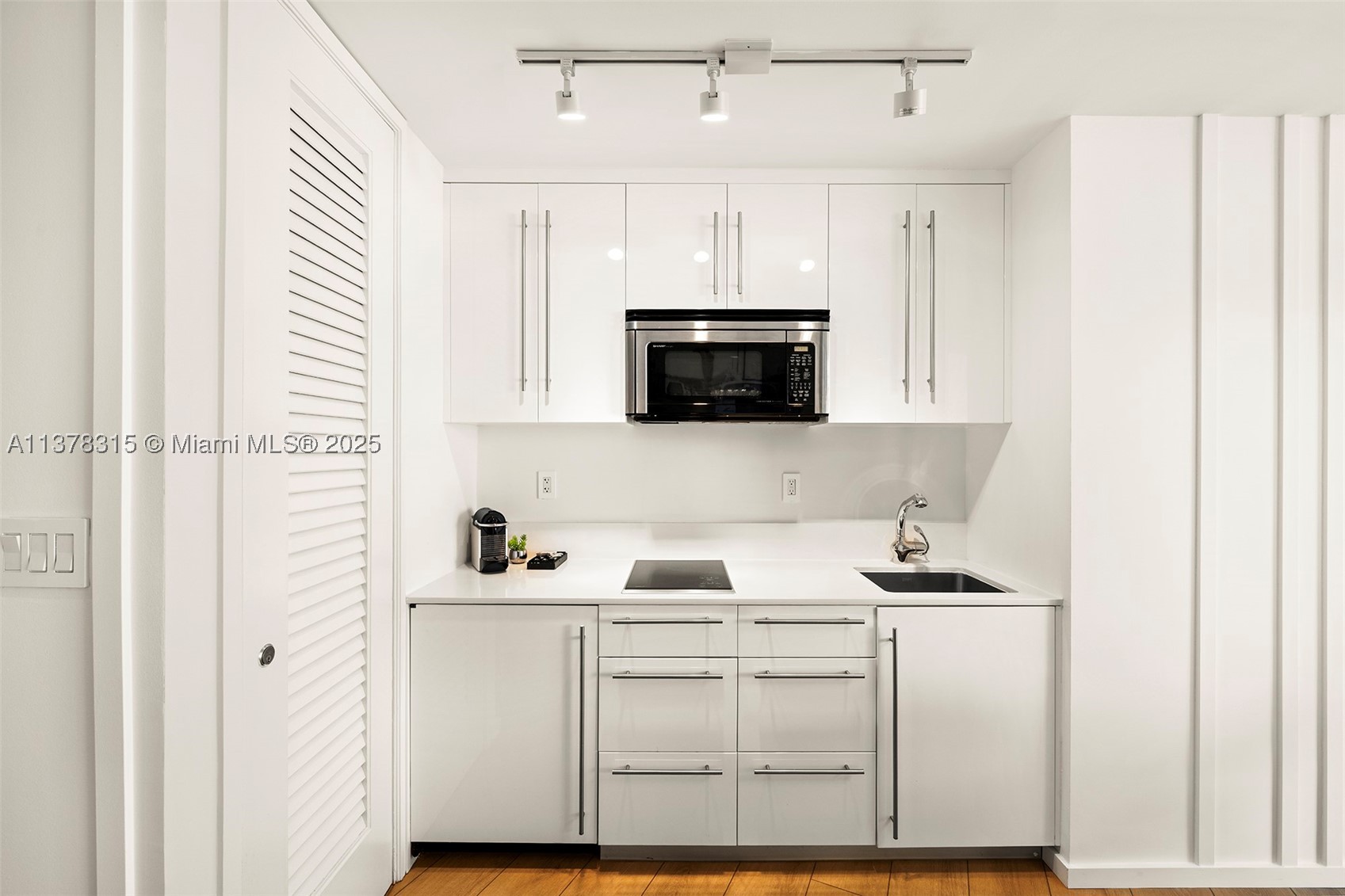 2201 Collins Ave #811, Miami Beach FL 33139