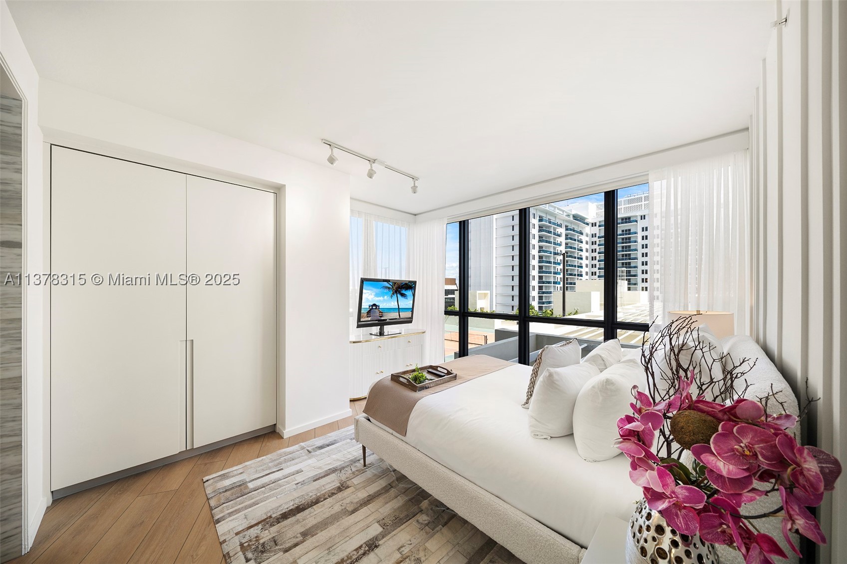 2201 Collins Ave #811, Miami Beach FL 33139