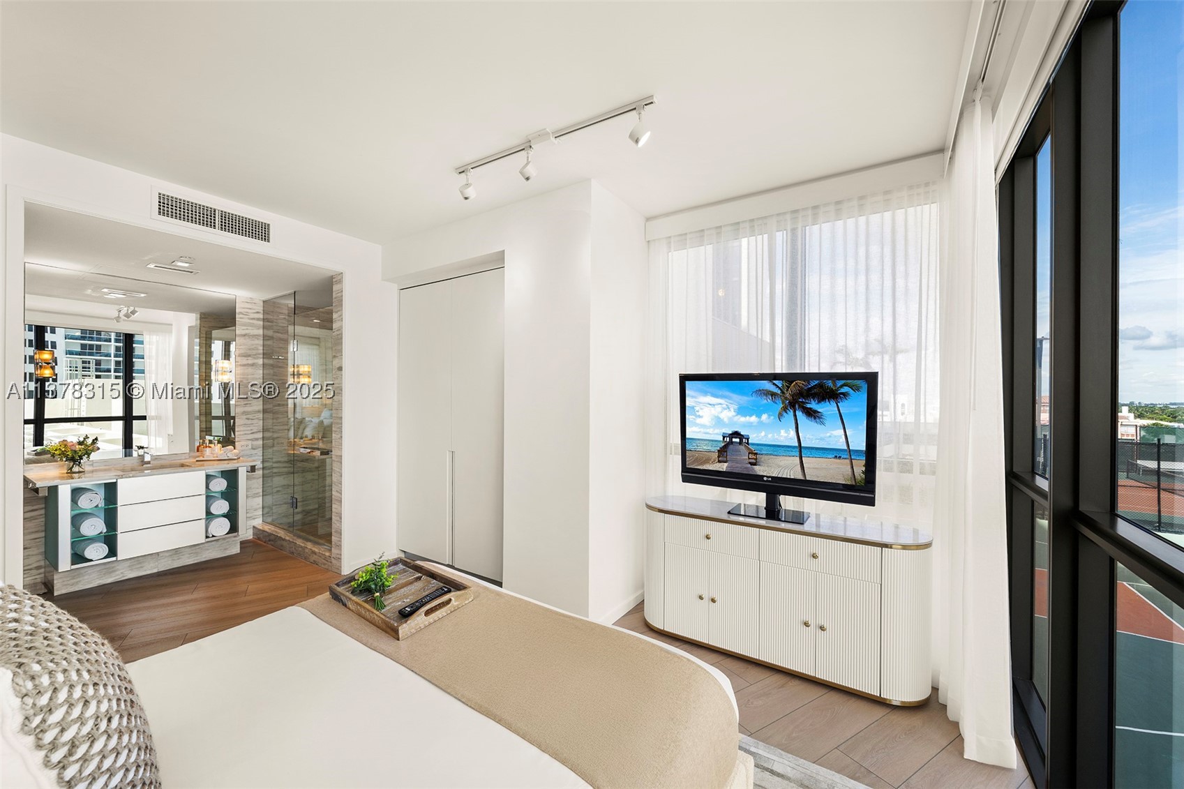 2201 Collins Ave #811, Miami Beach FL 33139