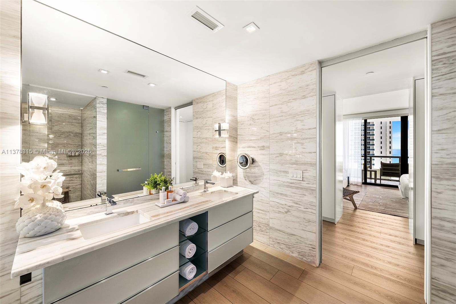 2201 Collins Ave #811, Miami Beach FL 33139