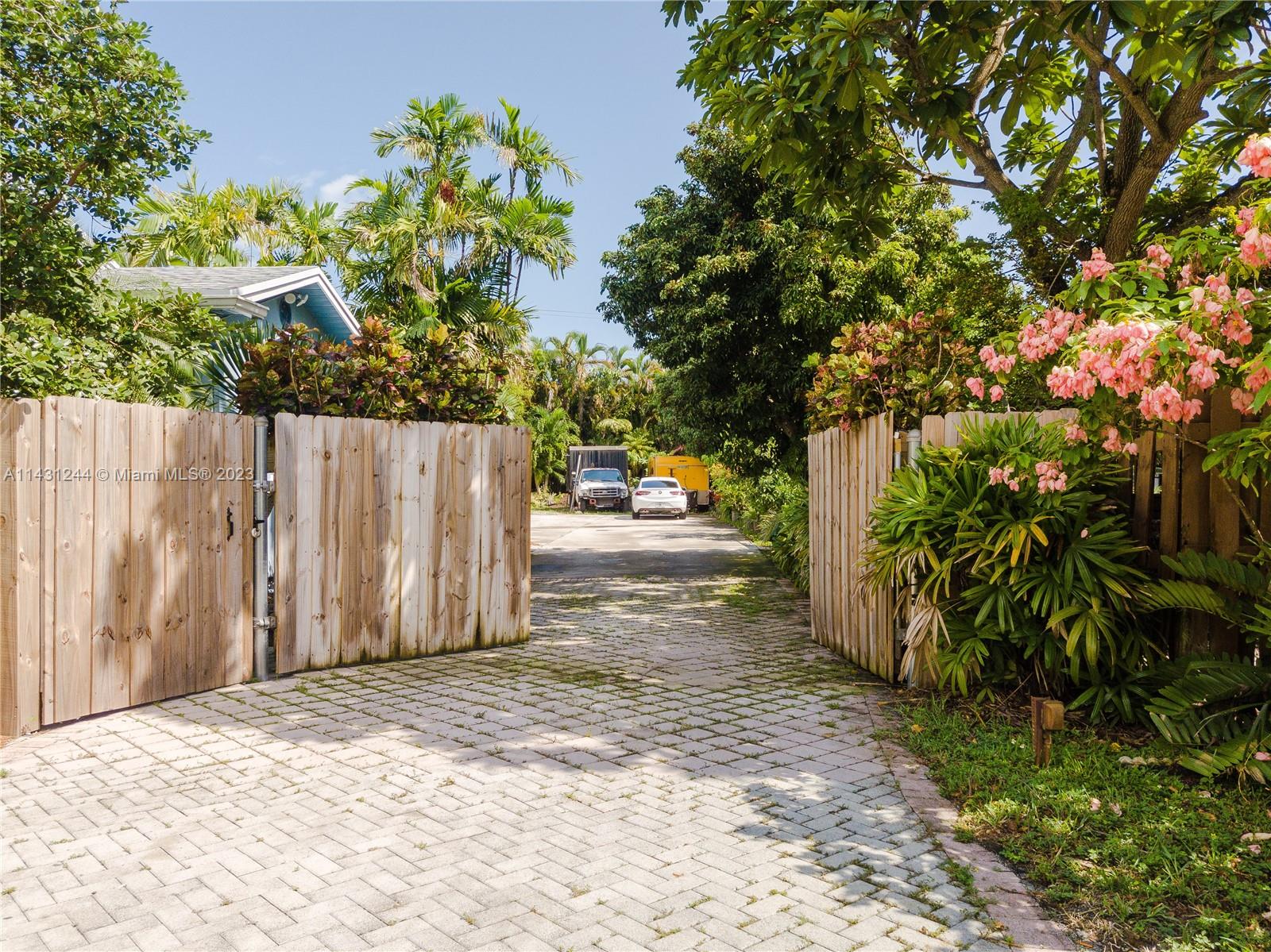 2533 Fillmore St, Hollywood FL 33020