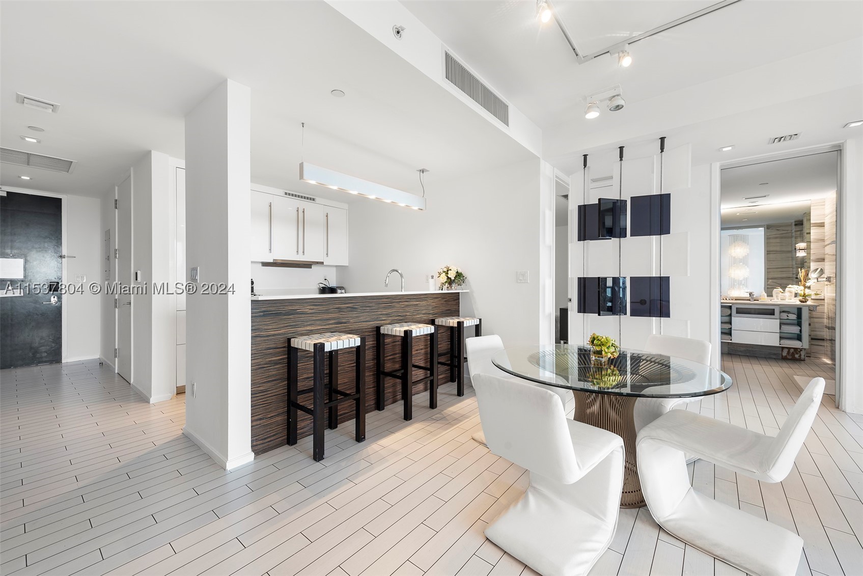 2201 Collins Ave #814, Miami Beach FL 33139