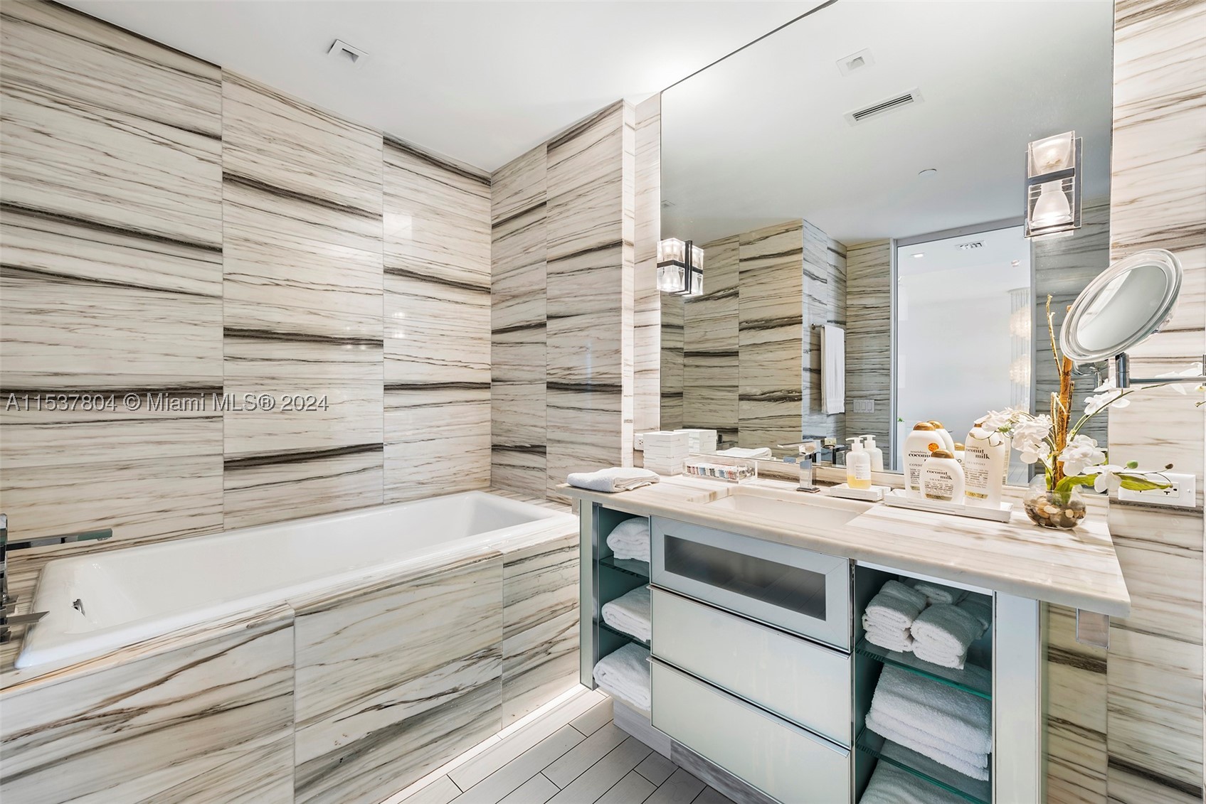 2201 Collins Ave #814, Miami Beach FL 33139
