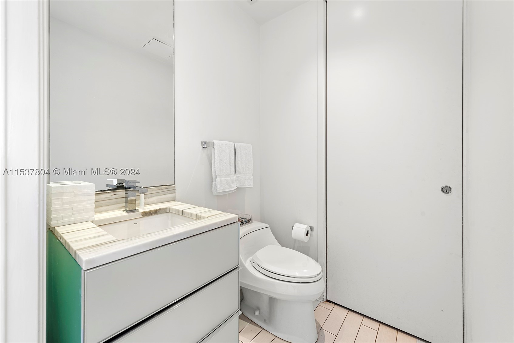 2201 Collins Ave #814, Miami Beach FL 33139