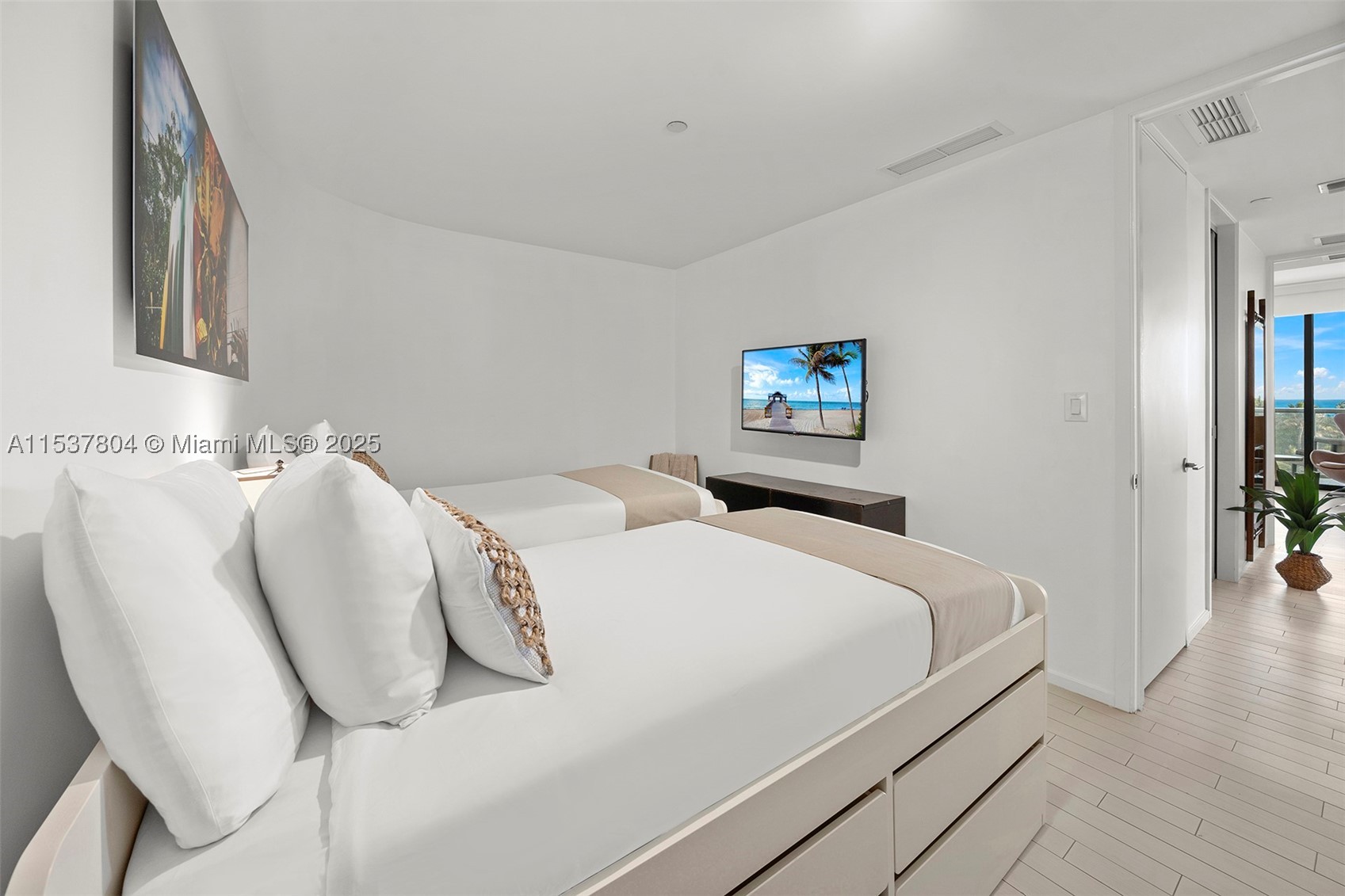 2201 Collins Ave #814, Miami Beach FL 33139