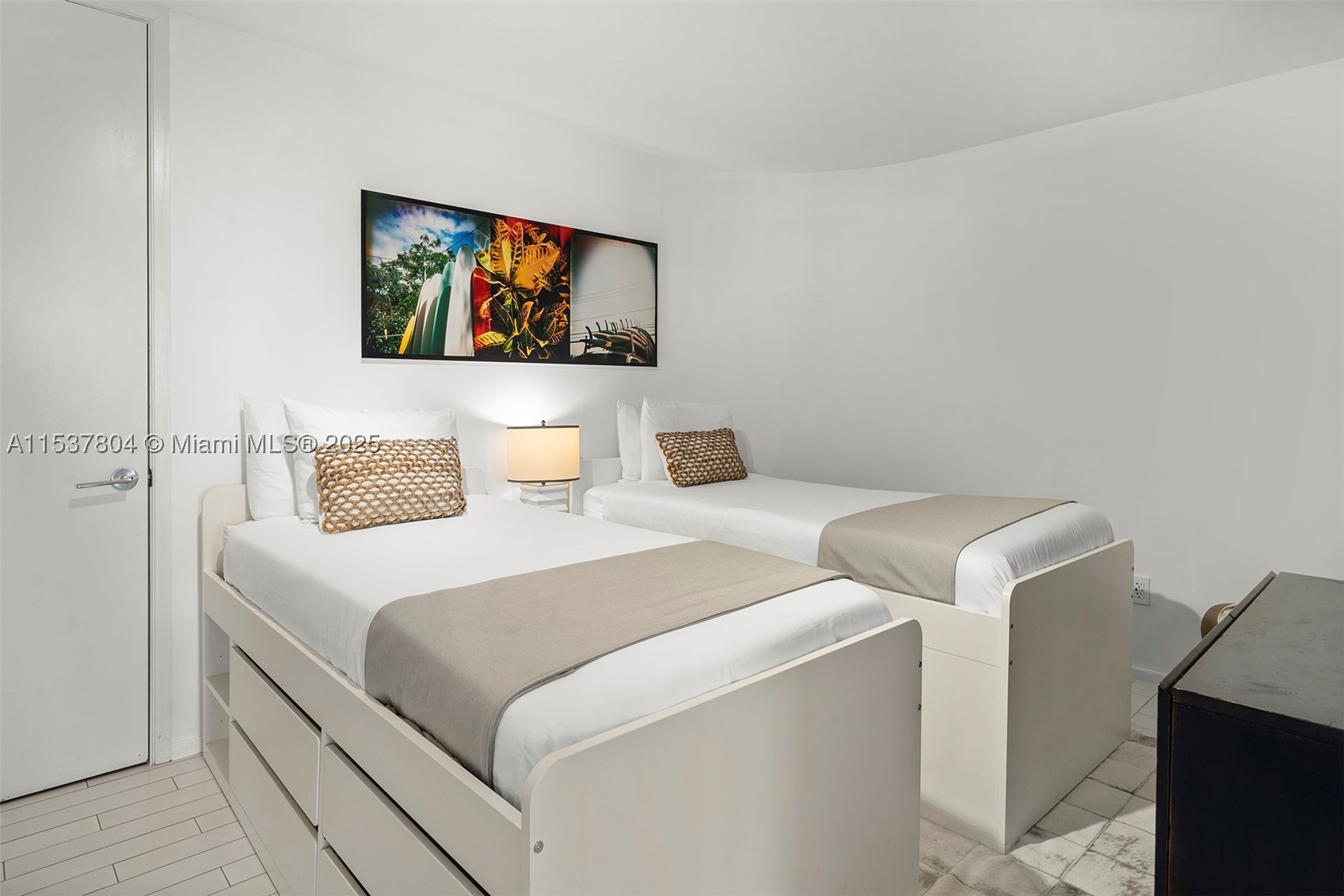 2201 Collins Ave #814, Miami Beach FL 33139