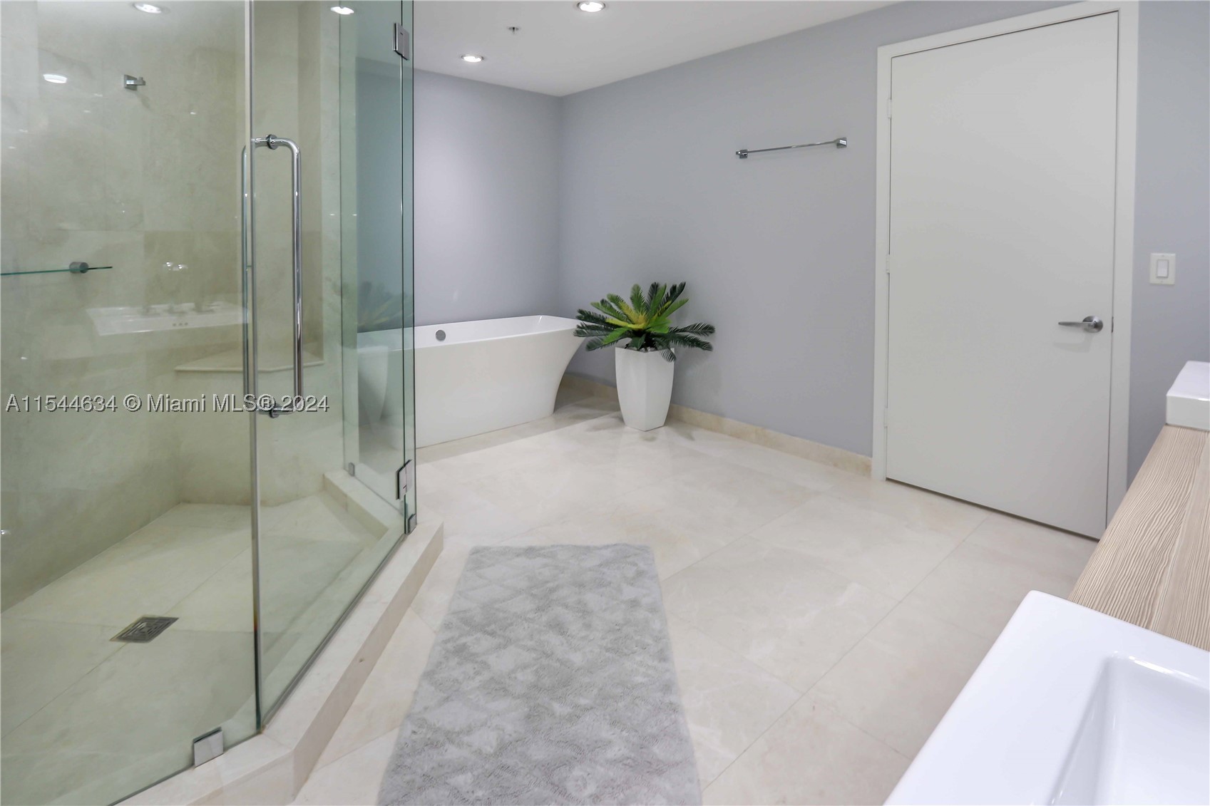 17301 Biscayne Blvd #1201, North Miami Beach FL 33160