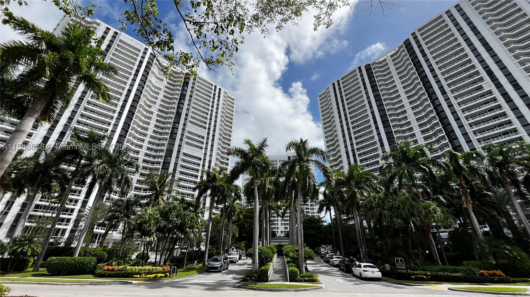 21205 Yacht Club Dr #PH09, Aventura FL 33180