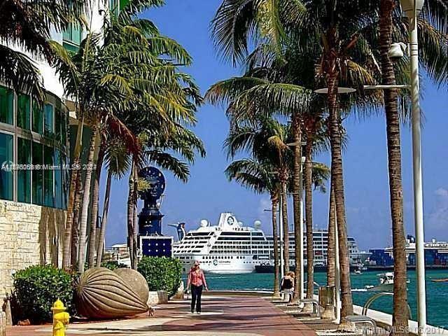 325 NE Biscayne Blvd #1923, Miami FL 33131