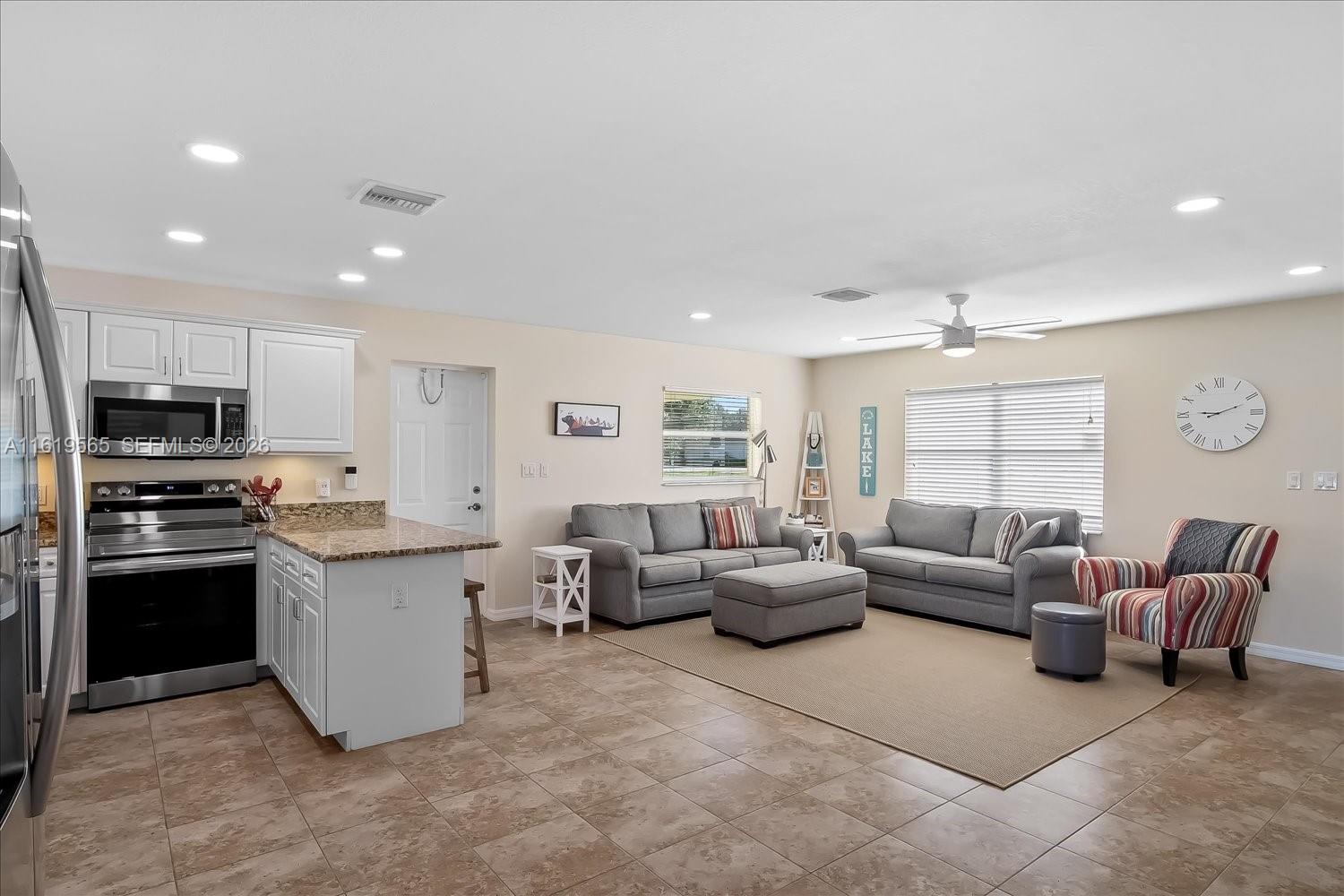924 Lake Dr E, Lake Placid FL 33852