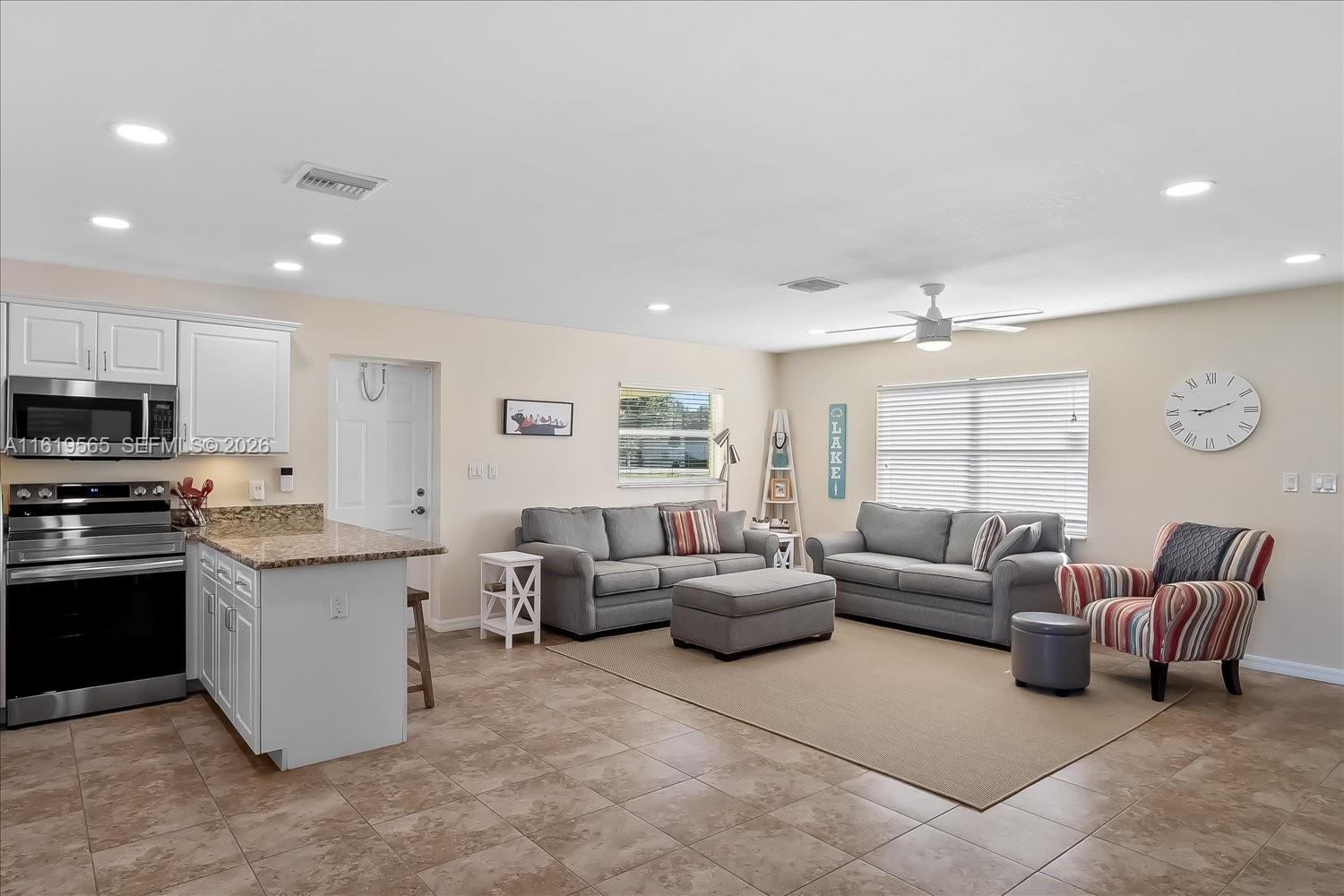 924 Lake Dr E, Lake Placid FL 33852