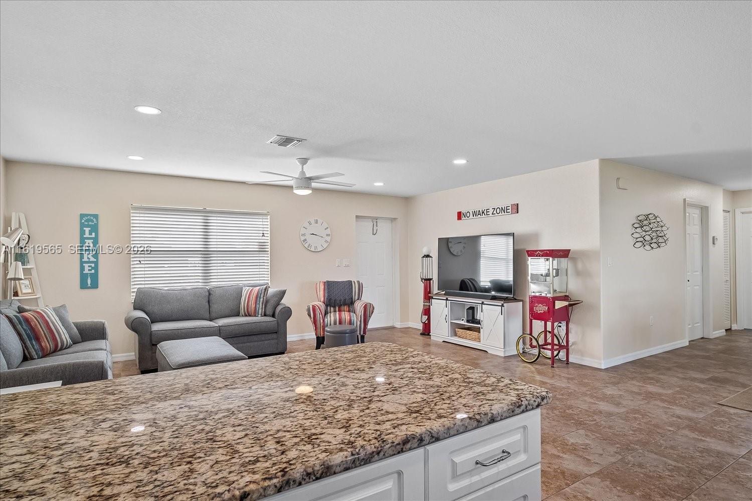 924 Lake Dr E, Lake Placid FL 33852
