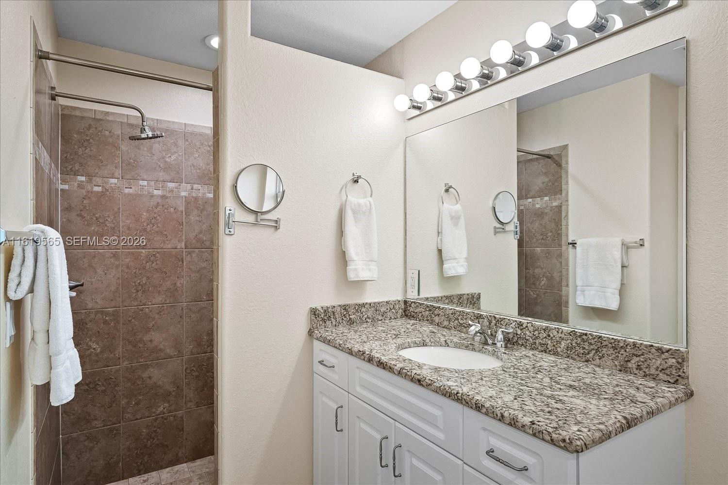 924 Lake Dr E, Lake Placid FL 33852