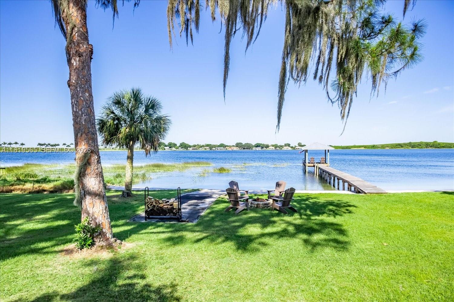 924 Lake Dr E, Lake Placid FL 33852