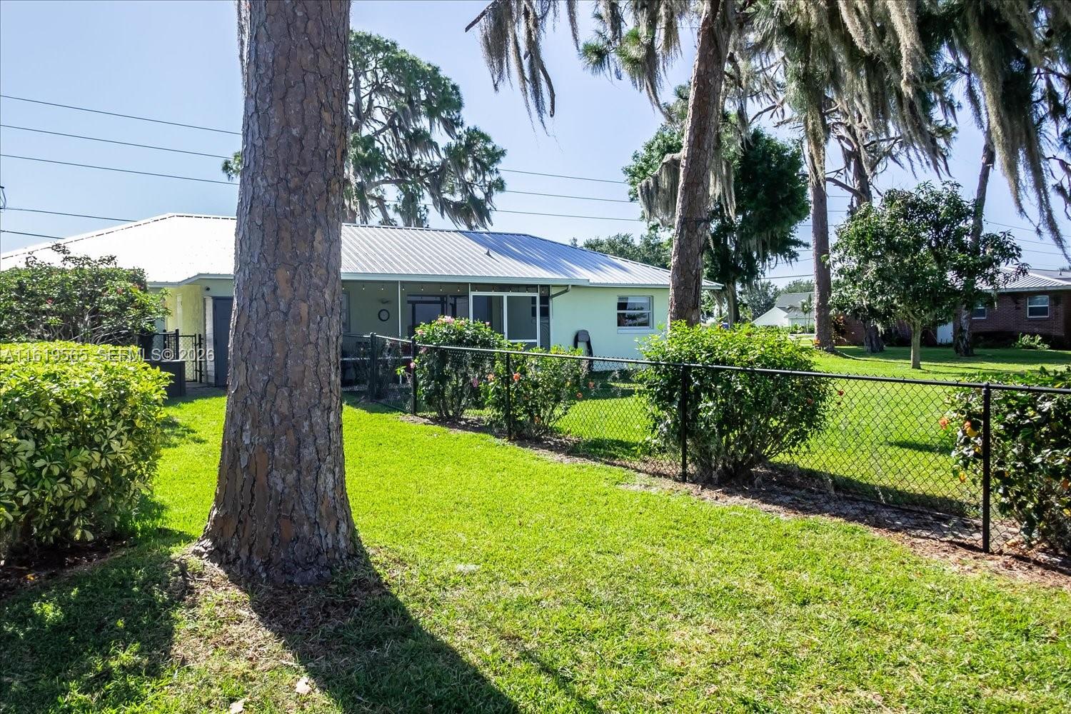 924 Lake Dr E, Lake Placid FL 33852