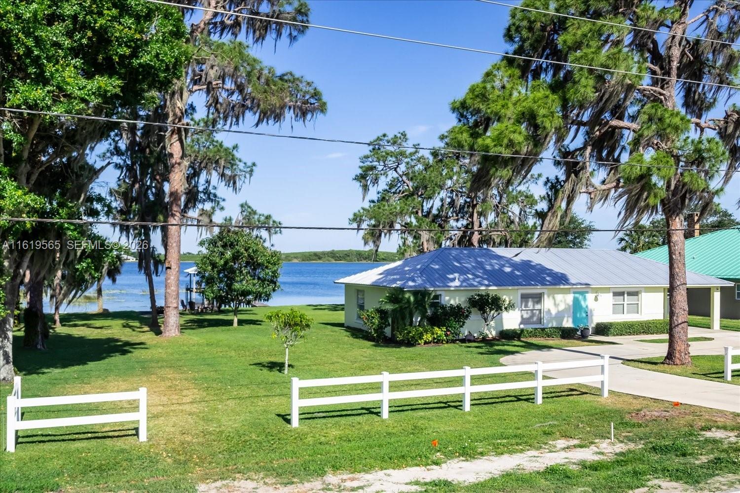 924 Lake Dr E, Lake Placid FL 33852