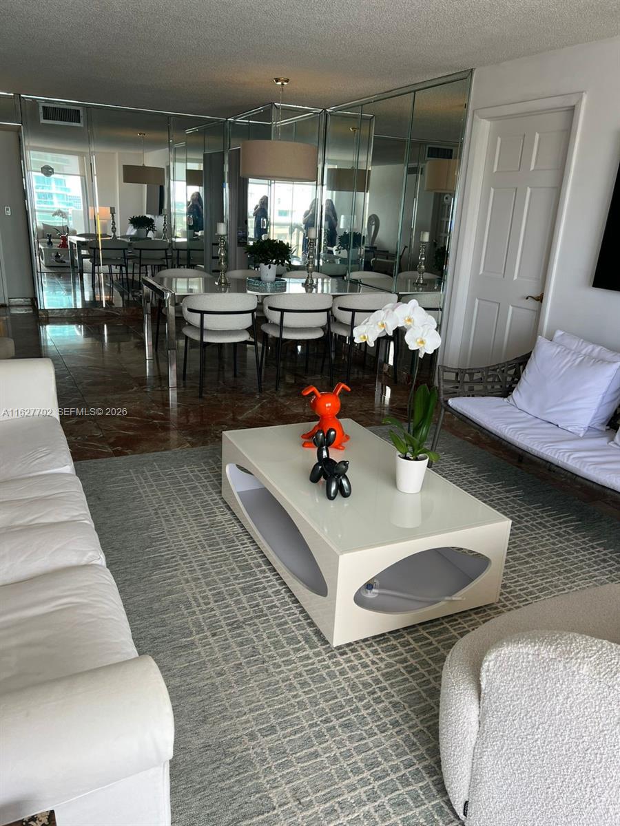 6039 Collins Ave #1728, Miami Beach FL 33140