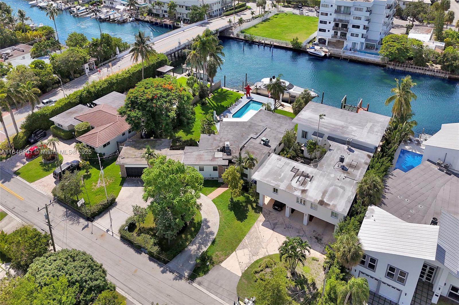 1020 S Shore Dr, Miami Beach FL 33141