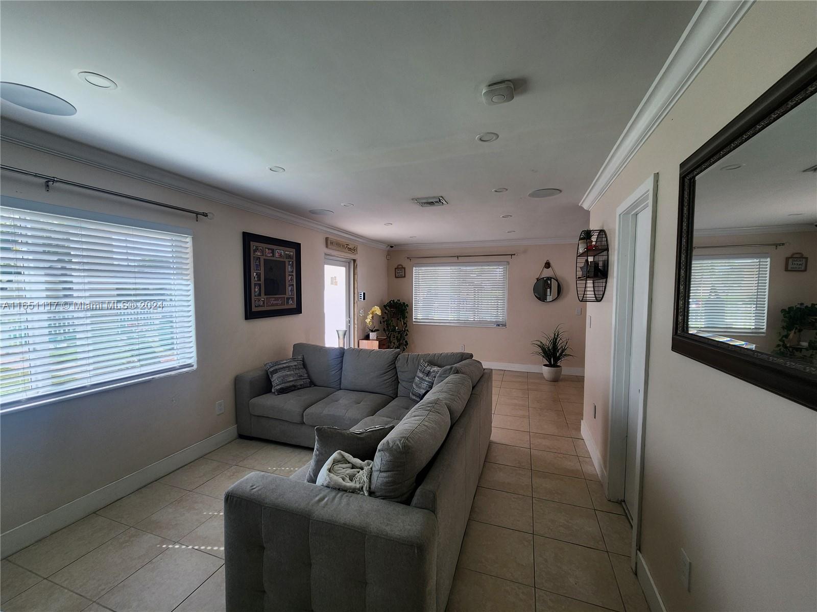 1025 NE 13th Ave, Homestead FL 33033