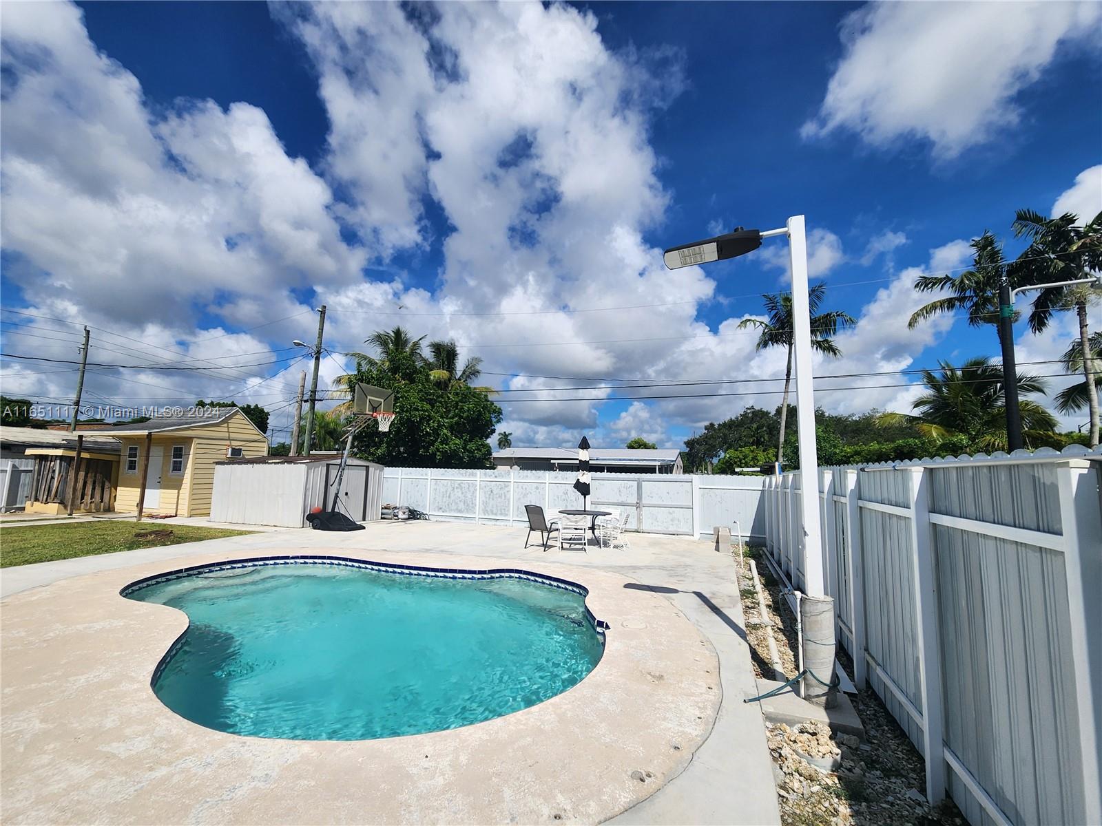 1025 NE 13th Ave, Homestead FL 33033
