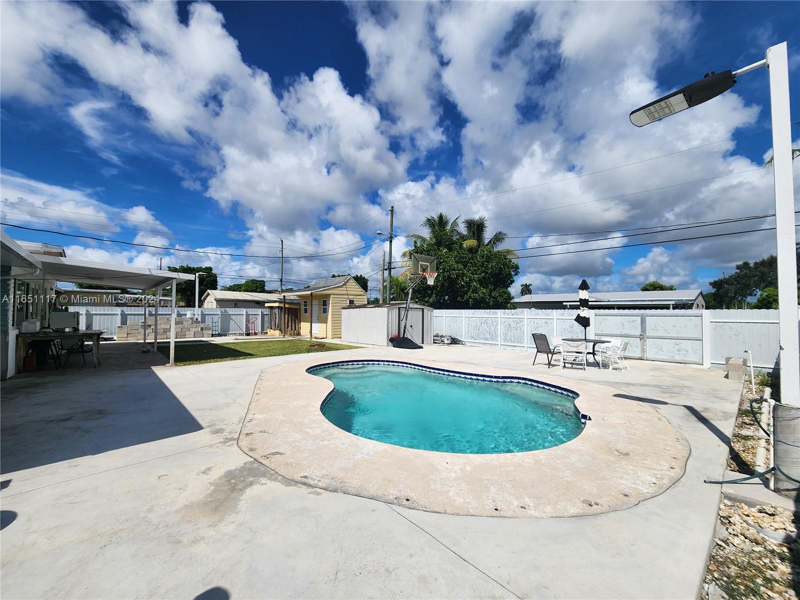1025 NE 13th Ave, Homestead FL 33033