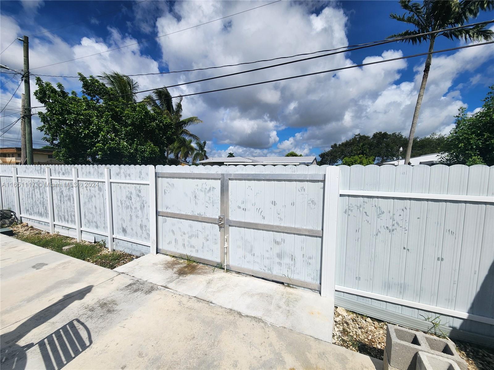 1025 NE 13th Ave, Homestead FL 33033