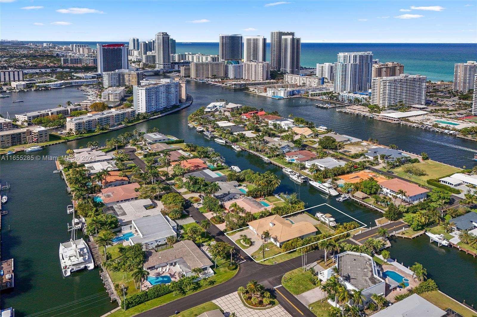 543 Hibiscus Dr, Hallandale Beach FL 33009