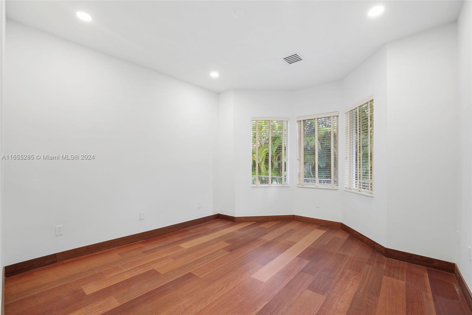 543 Hibiscus Dr, Hallandale Beach FL 33009