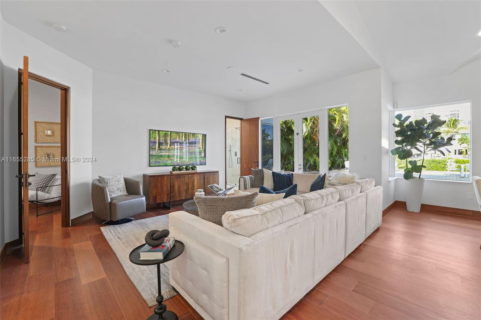543 Hibiscus Dr, Hallandale Beach FL 33009