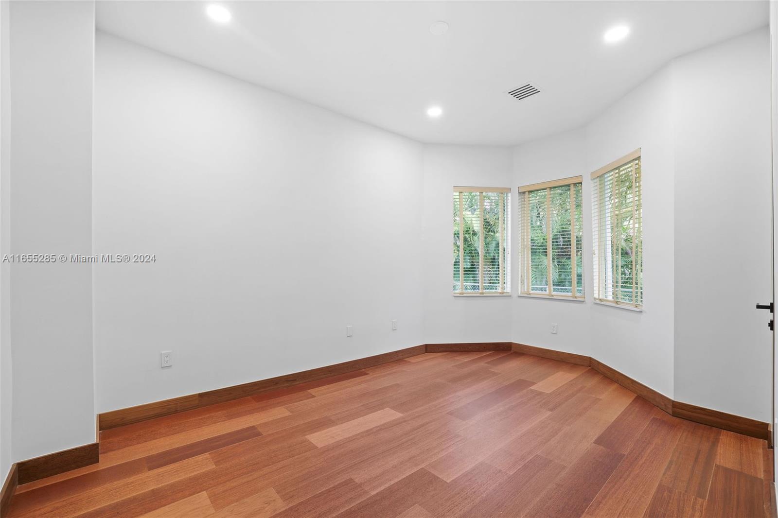 543 Hibiscus Dr, Hallandale Beach FL 33009