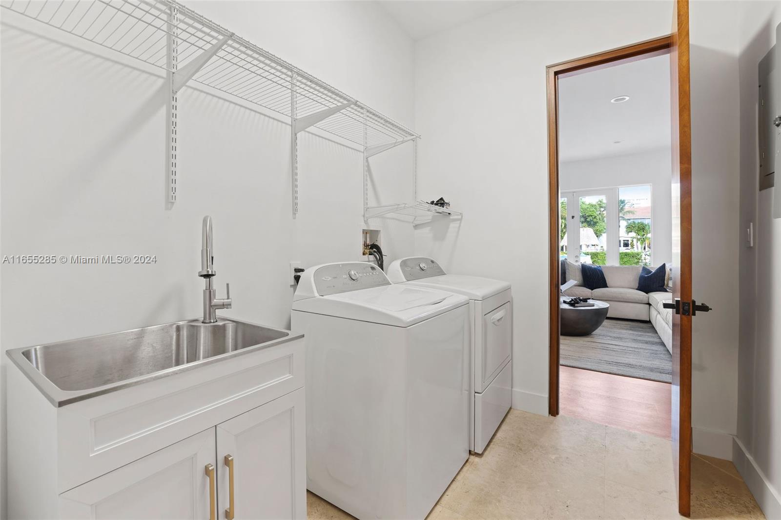 543 Hibiscus Dr, Hallandale Beach FL 33009
