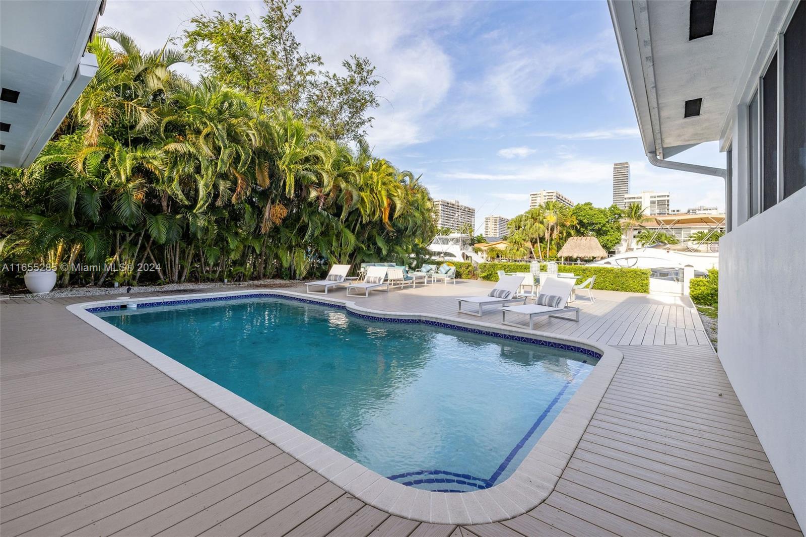 543 Hibiscus Dr, Hallandale Beach FL 33009