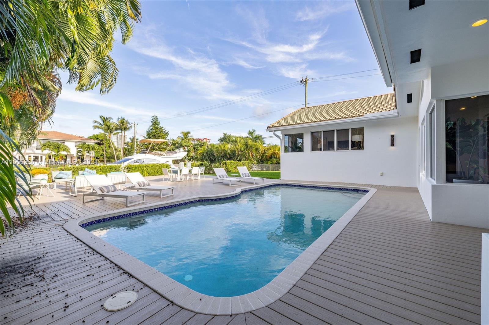 543 Hibiscus Dr, Hallandale Beach FL 33009