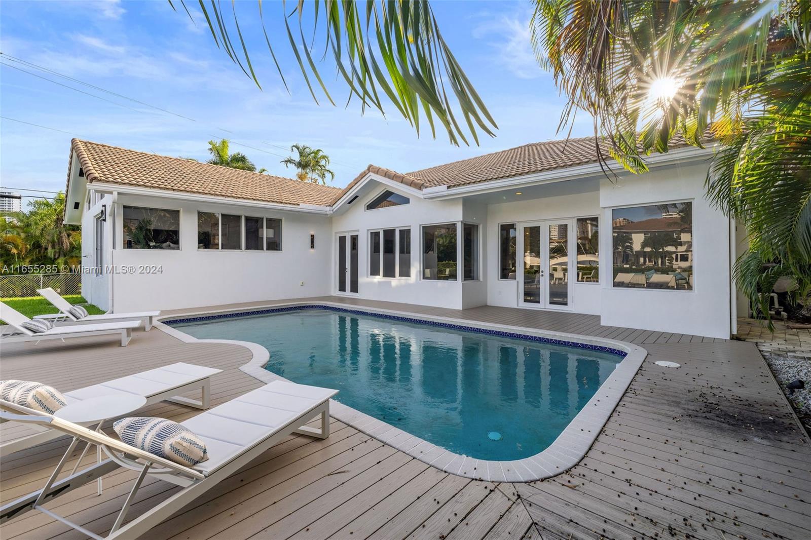 543 Hibiscus Dr, Hallandale Beach FL 33009