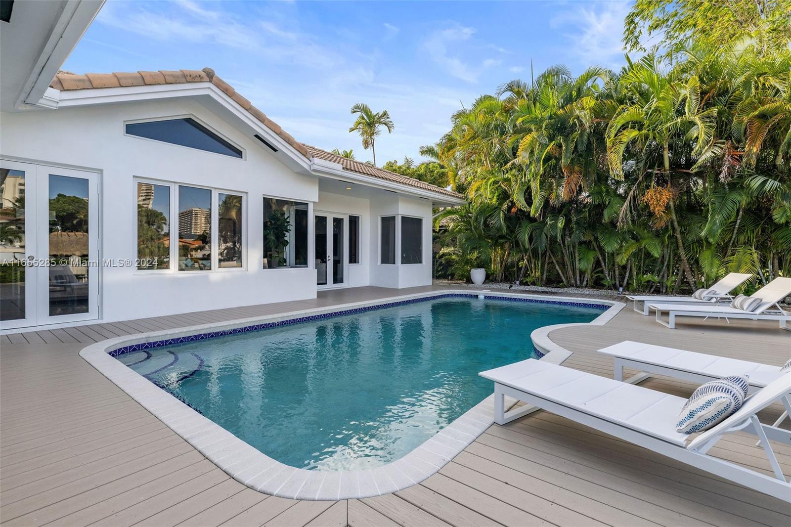 543 Hibiscus Dr, Hallandale Beach FL 33009